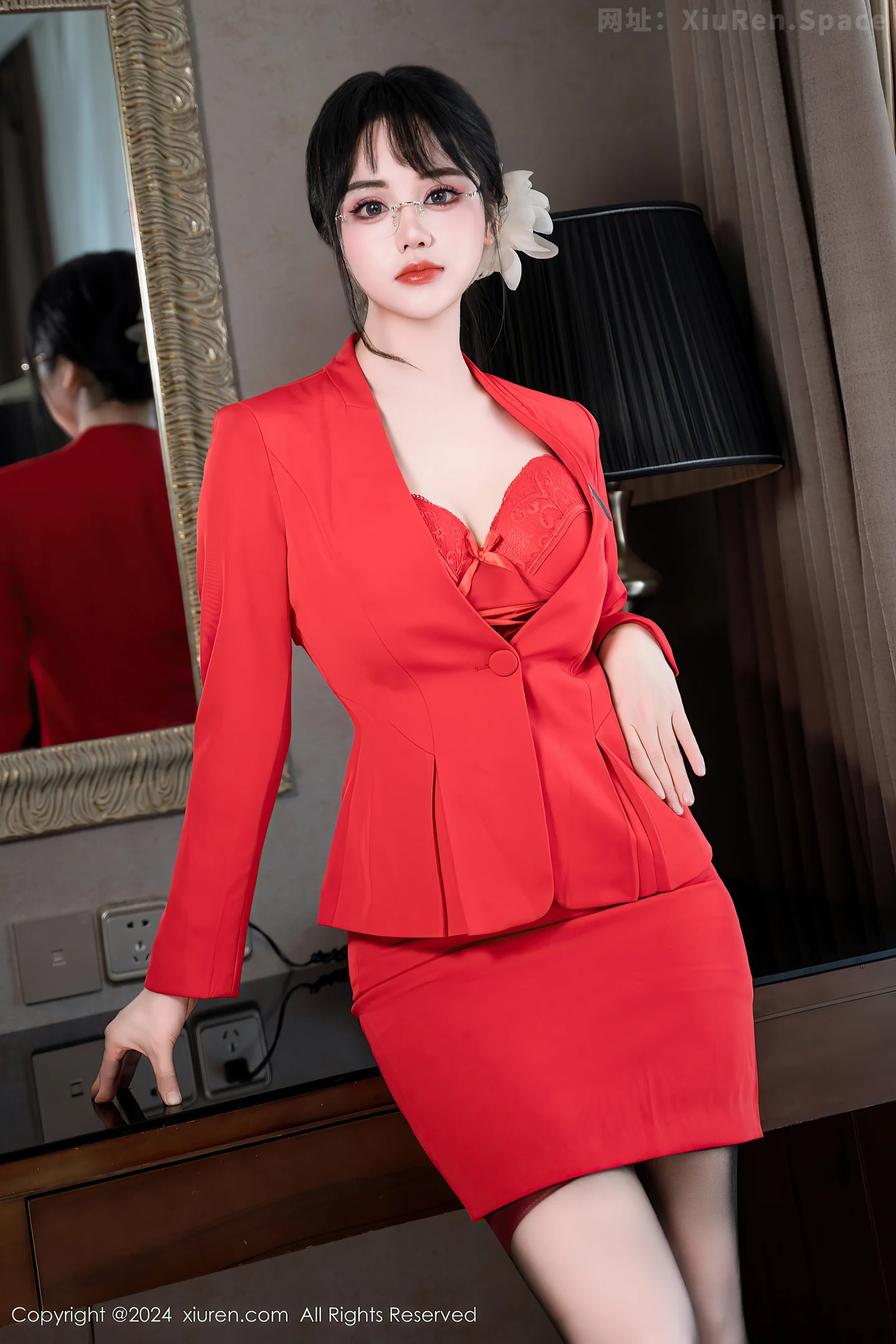 图片[2]-[XiuRen秀人网]VOL.8360 模特汐汐爱吃草莓性感红色情趣内衣配黑丝袜秀惹火身材诱惑写真60P-秀人网官方网站